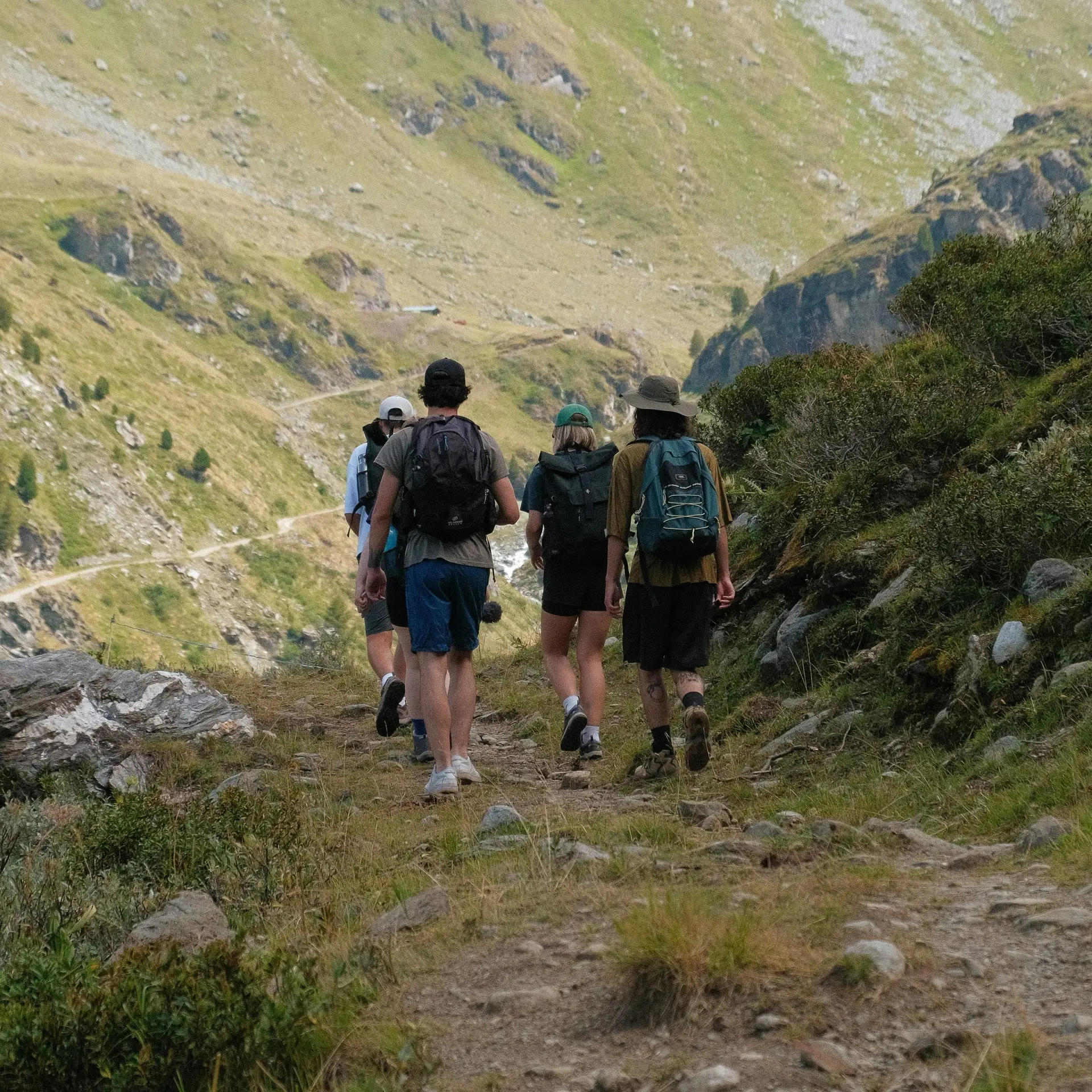 Rutas panorámicas por los Alpes con paisaje de montaña
